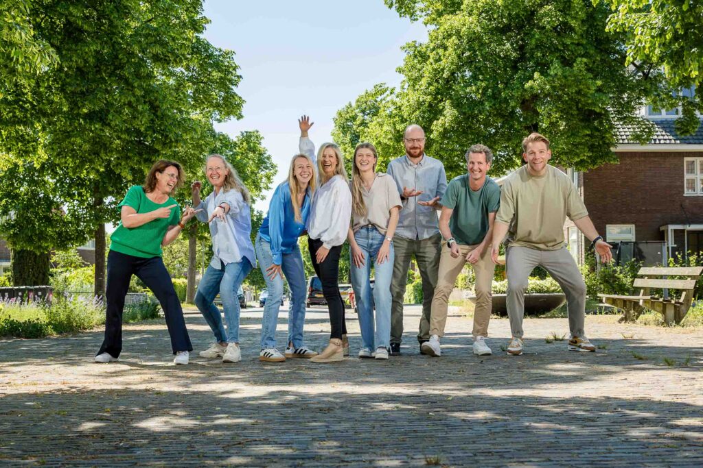 Team van PRED in een speelse pose: maak kennis met de zorgprofessionals achter de holistische aanpak