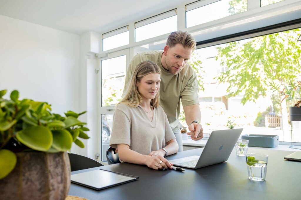 Hulp bij je vragen: medewerkers van PRED kijken samen op een laptop
